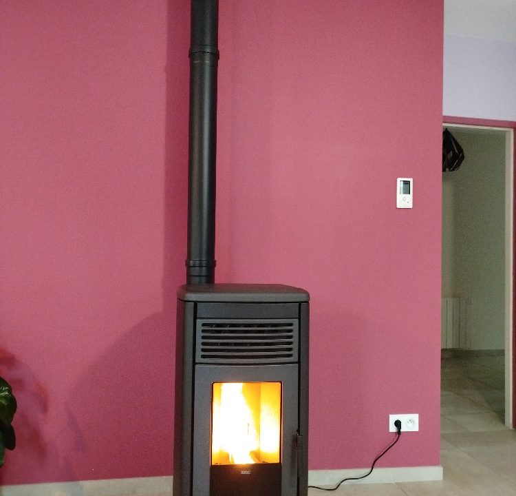 poêle à granulés étanche Klover Aura 80 avec conduit concentrique sur brezins
